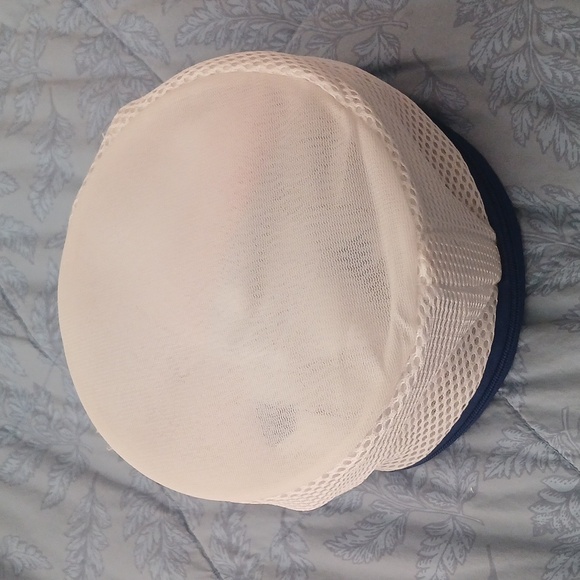 Woolite White & Navy Blue Mesh Intimates Wash Bag with Zipper Closure - Picture 4 of 11